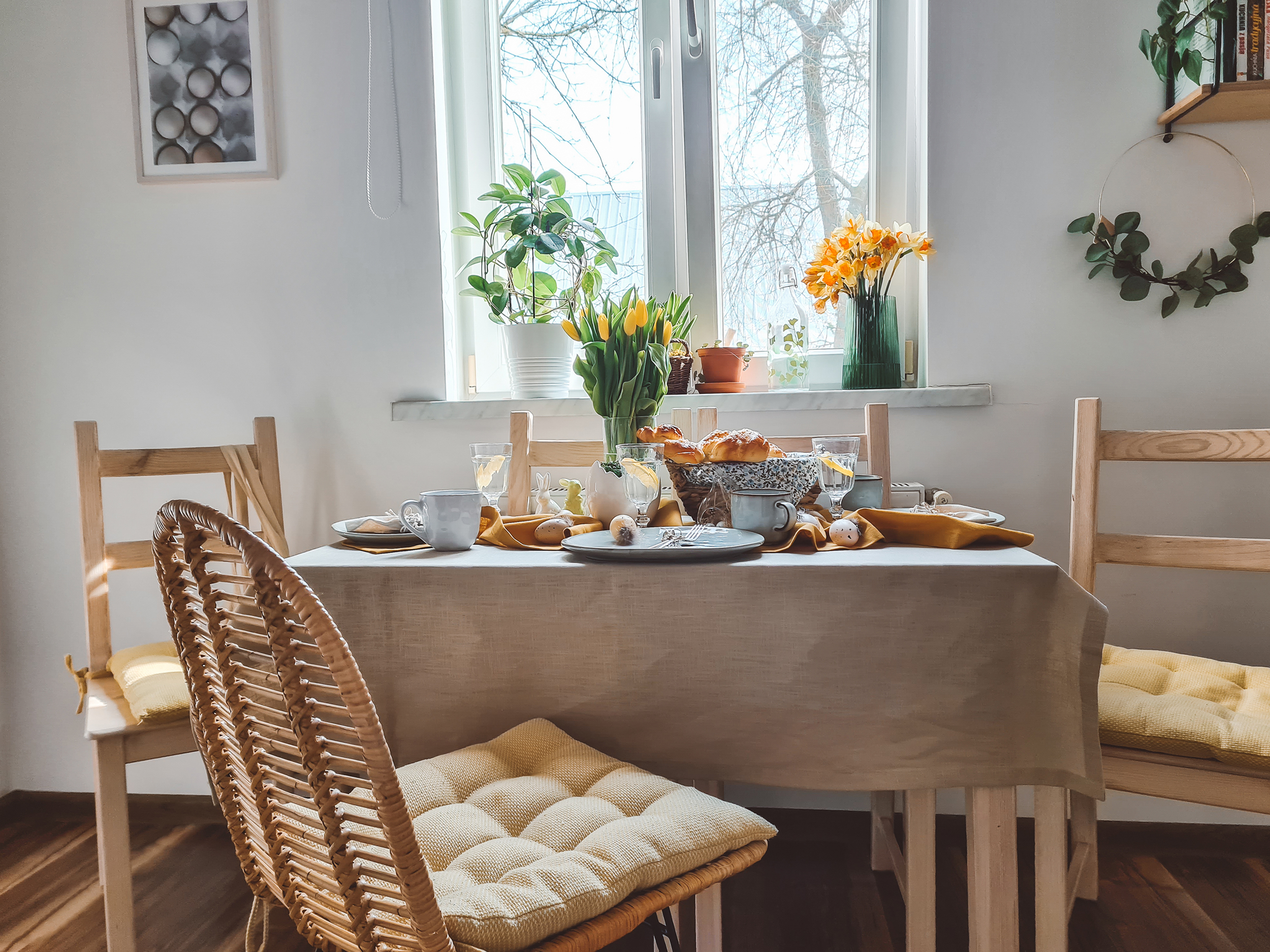 stół lniany obrus wiosenne dekoracje